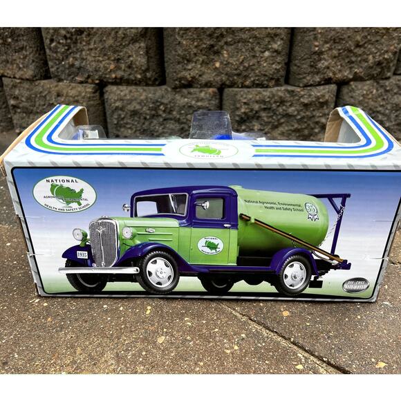 Asmark Crown Premiums 1935 Chevy Sprayer Truck die-cast model new in box - Picture 4 of 5